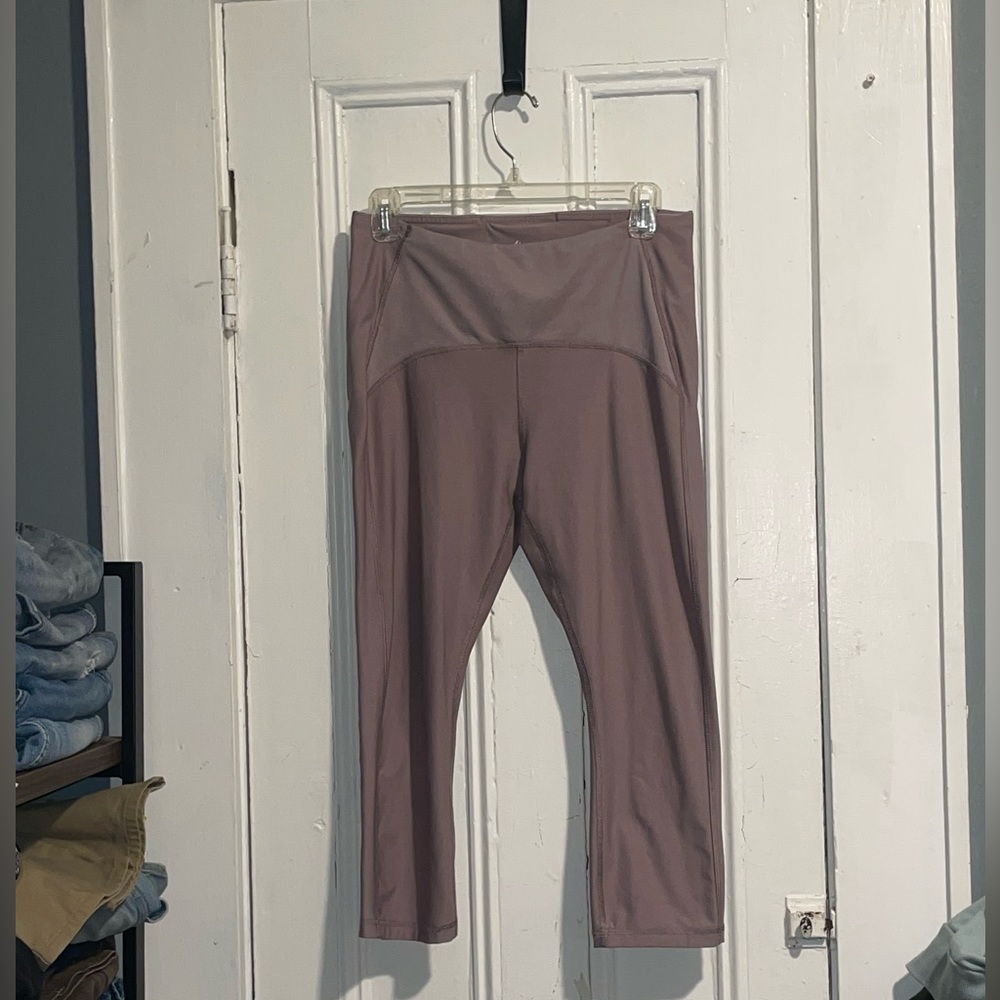 Athletic capri pants